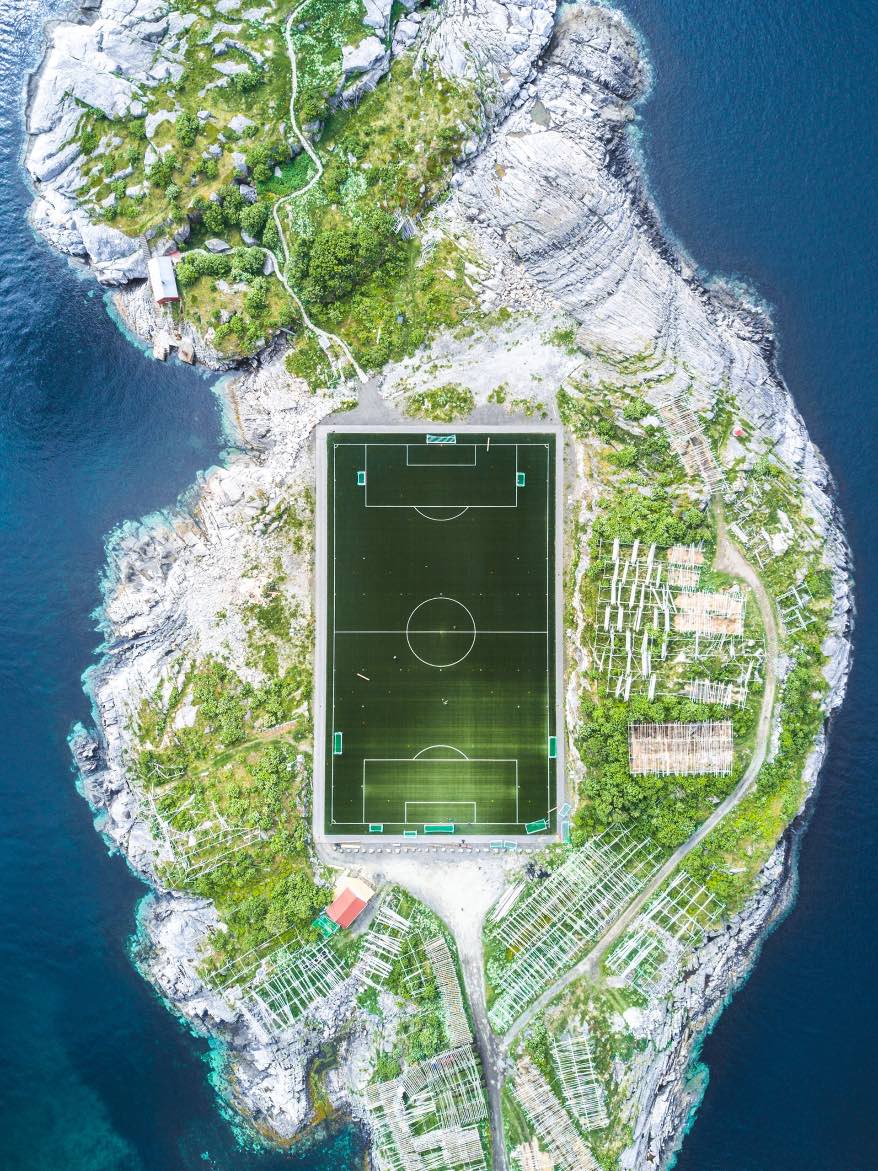 Estadio de fútbol de Hennigsvaer. Ciudades (3º premio). © Misha de Stroyev
