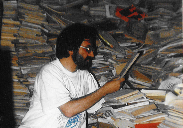 Jaume Bover en la librería del señor Marratxi en Oujuda, Marruecos