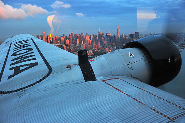 El Rimowa JU sobrevolando el skyline de Manhattan