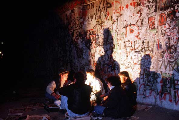 Un grupo de jóvenes, de vigilia ante el Muro de Berlín. Foto National Archives. Berlín: Die Mauer, una exposición de Tu Gran Viaje
