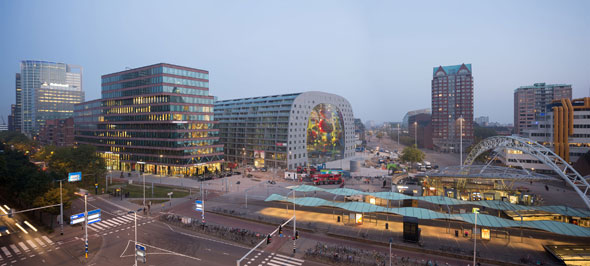 Róterdam cuenta con un icono más: el Markthal Rotterdam. En un lugar histórico junto al Binnenrotte, muy cerca de la estación Blaak y el mercado al aire libre más grande del país, se ha construido el mercado cubierto más grande de Holanda.