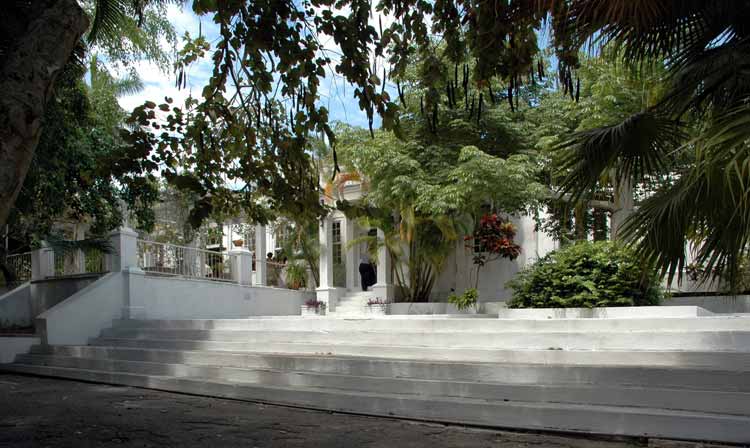 Entrada principal de Finca Vigía, la casa de Ernest Hemingway en La Habana.