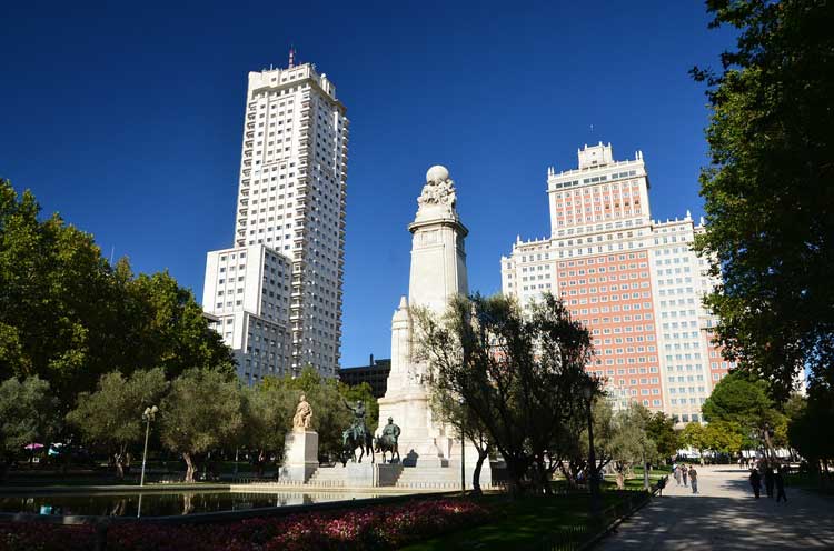 METROVACESA FIRMA CON BARCELÓ HOTELS & RESORTS LA EXPLOTACIÓN DEL HOTEL DE LA TORRE DE MADRID El hotel ocupará las 9 primeras plantas del edificio, unos 22.000 metros cuadrados, y tendrá una categoría de 4 estrellas superior