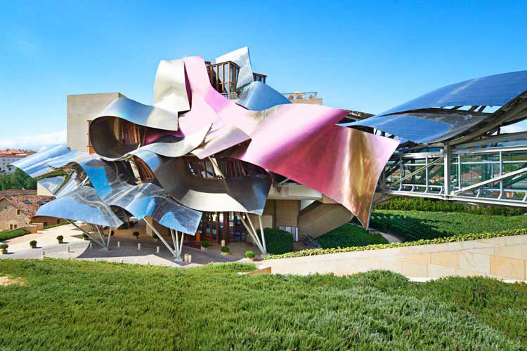 Diseñado por Frank O. Gehry y ubicado entre viñedos, el Hotel Marqués de Riscal