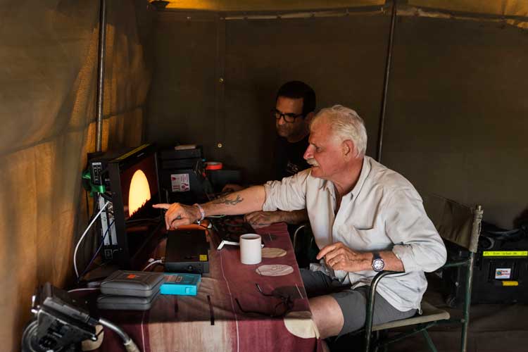 Yann-Arthus Bertrand en Botswana durante el rodaje de "Terra". Tu Gran Viaje entrevista a Yann-Arthus Bertrand