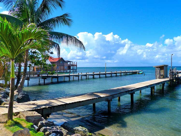 Embarcadero de Roatán, Honduras. Foto © Shutterstock | Resorts de Centroamérica en Tu Gran Viaje