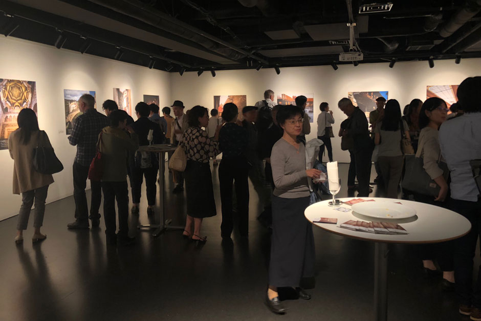 Más de 200 personas acuden en el Instituto Cervantes de Tokio a la inauguración de la exposición “Descubre Sefarad”, que podrá visitarse hasta el 18 de octubre, y que forma parte de las actividades de la Jornada de la Cultura Sefardí que organiza la Red de Juderías de España.