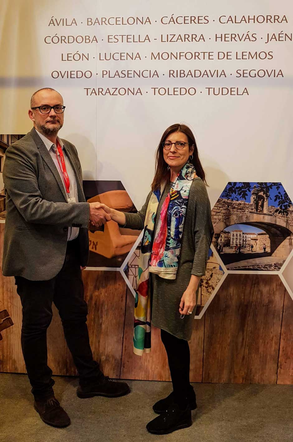 Clemente Corona, director de TGV Lab, y Marta Puig, gerente de la Red de Juderías de España, durante la formalización del acuerdo de colaboración en el transcurso de FITUR 2019