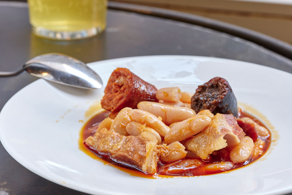 Fabada asturiana "Puxa Asturies" con compango de Tineo de La Bobia | Tres platos de cuchara para dar la bienvenida a la primavera | Tu Gran Viaje