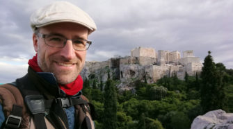 Jordi Canal-Soler ante el Partenón de Atenas. Foto cortesía del autor