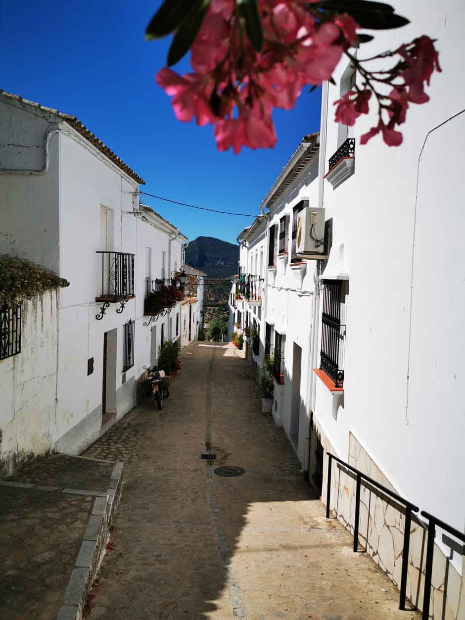 Zahara de la Sierra y Setenil de las Bodegas: ruta por los pueblos más bonitos de Cádiz | Tu Gran Viaje | AlhenaMedia | Clemente Corona