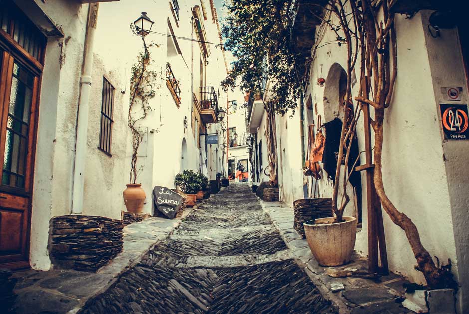 Cadaqués, la luz de Dalí. Visitar Cadaqués, uno de los lugares más bonitos del mundo | Tu Gran Viaje
