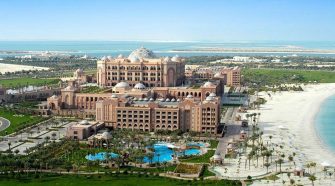 Nos hemos colado en el hotel Emirates Palace de Abu Dhabi, donde se cree que está alojado el Rey Emérito Juan Carlos I, ¡y las imágenes son espectaculares!