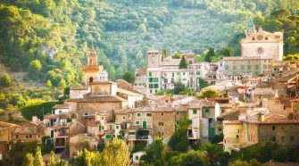 Panorámica de Valldemossa. rutas para contemplar los almendros en flor de Mallorca | Tu Gran Viaje
