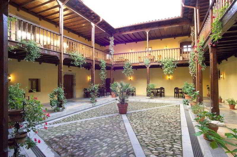 Tu Gran Viaje | Hotel Rural Castillo de Valdés Salas, un antiguo edificio restaurado frente a la torre medieval de la Plaza Campa.