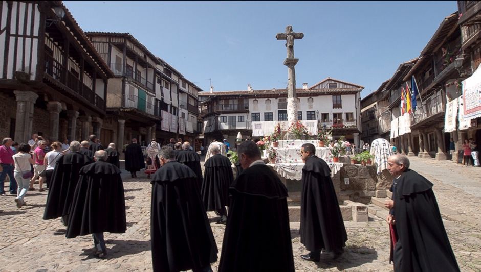 Los hombres de Musgo de Béjar y las procesiones de La Alberca: así se celebra el Corpus Christi en Salamanca | Tu Gran Viaje